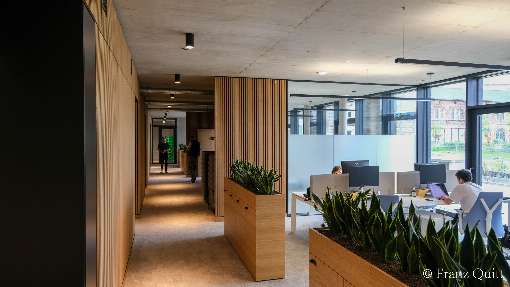 Images 1 - 3: Veneer conjures up a pleasant feel-good environment with timeless elegance from comparatively sober-looking living and working environments. Photos: Franz Quitt